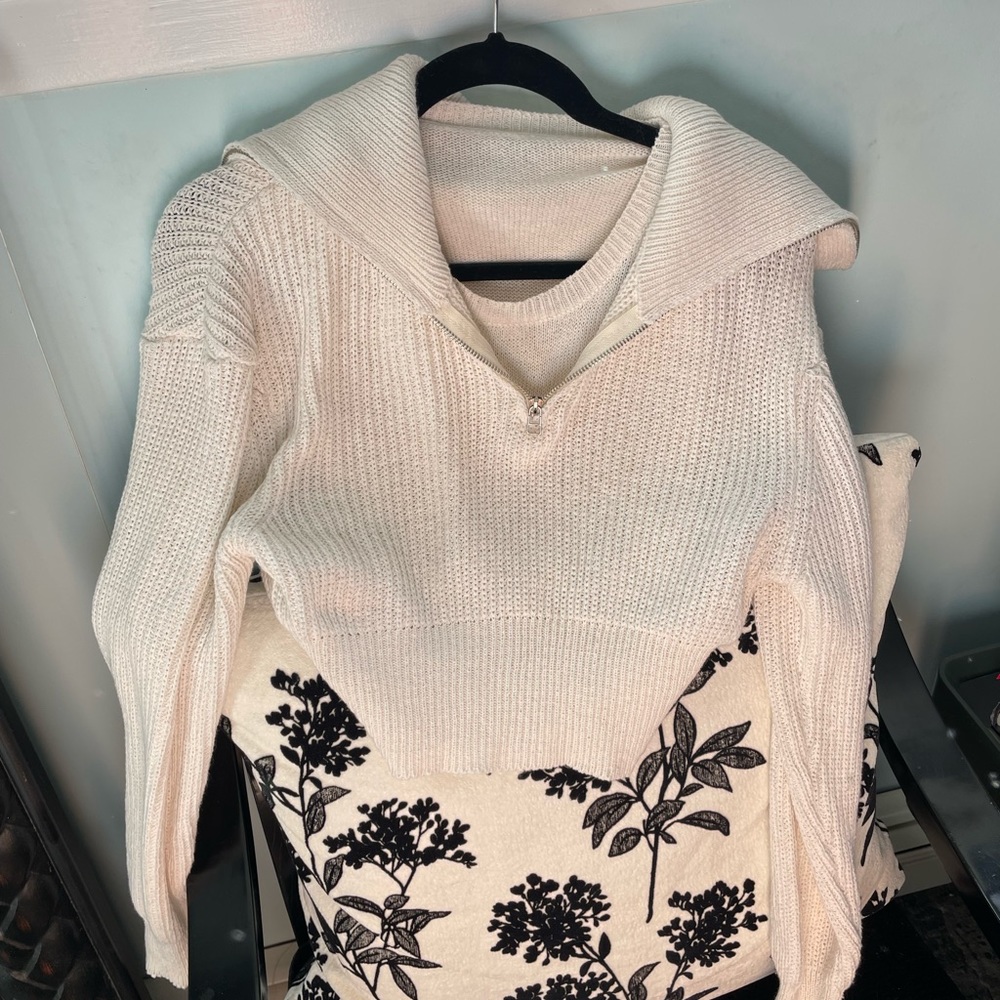 Short sweater. Beige white. Long neck.